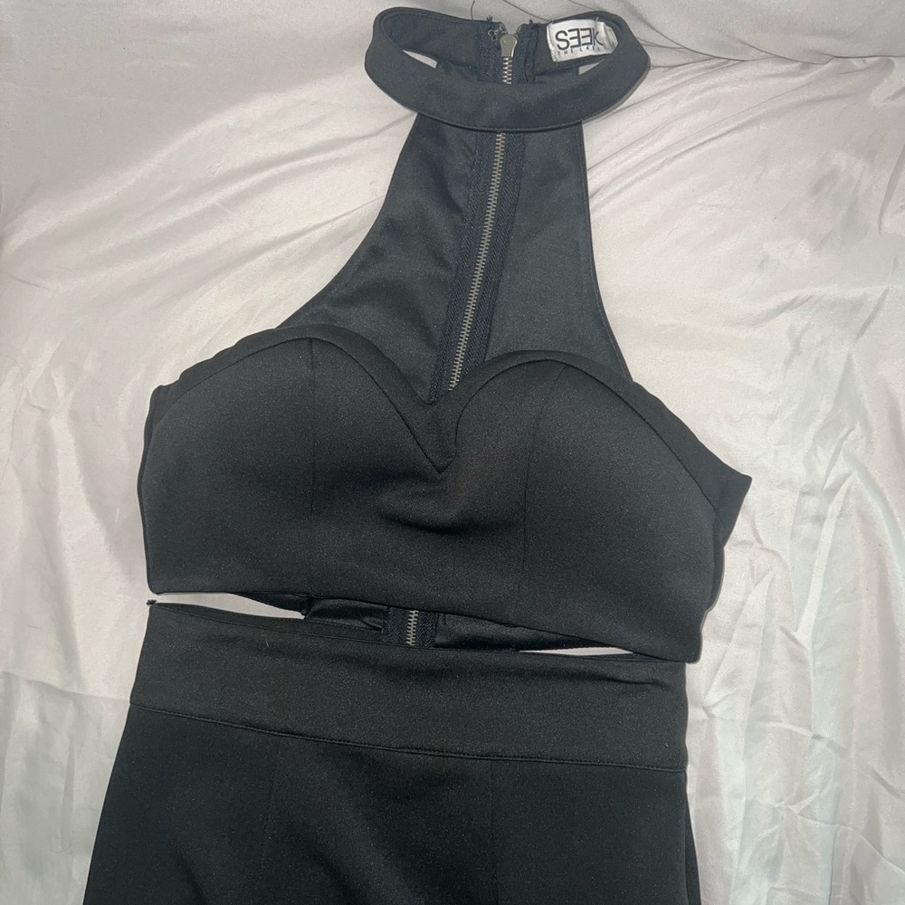 Beautiful dress! Has a choker, top cropped and skirt, black for parties